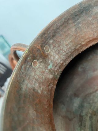 Pareja de jarras en bronce.