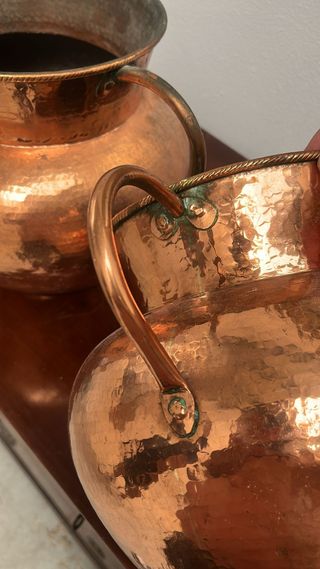 Pareja de jarras en bronce.