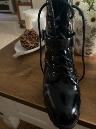 Botines negros de charol