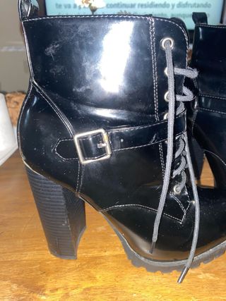 Botines negros de charol