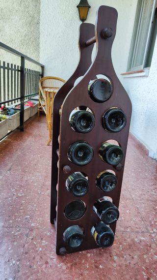 Botellero de madera de con forma de botella