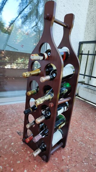 Botellero de madera de con forma de botella