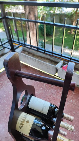 Botellero de madera de con forma de botella