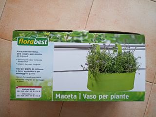Maceta metálica para colgar.