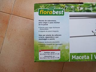 Maceta metálica para colgar.