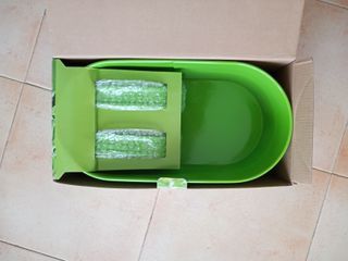 Maceta metálica para colgar.