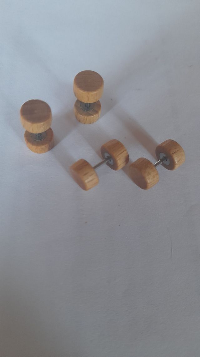 Pendientes imitando madera y barra de acero
