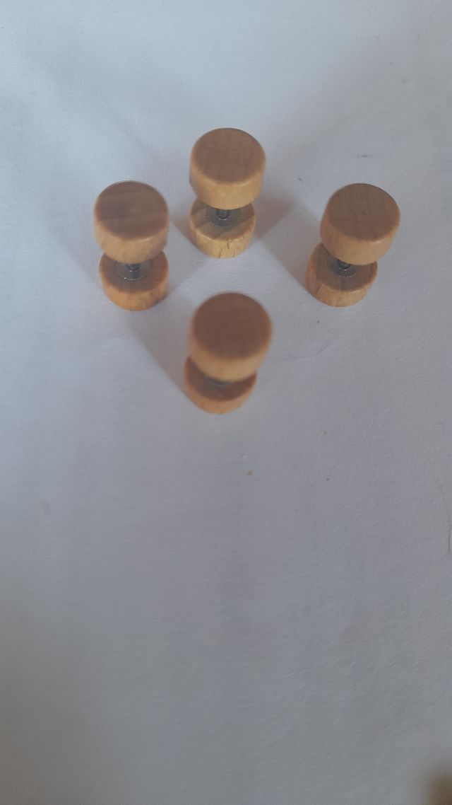 Pendientes imitando madera y barra de acero