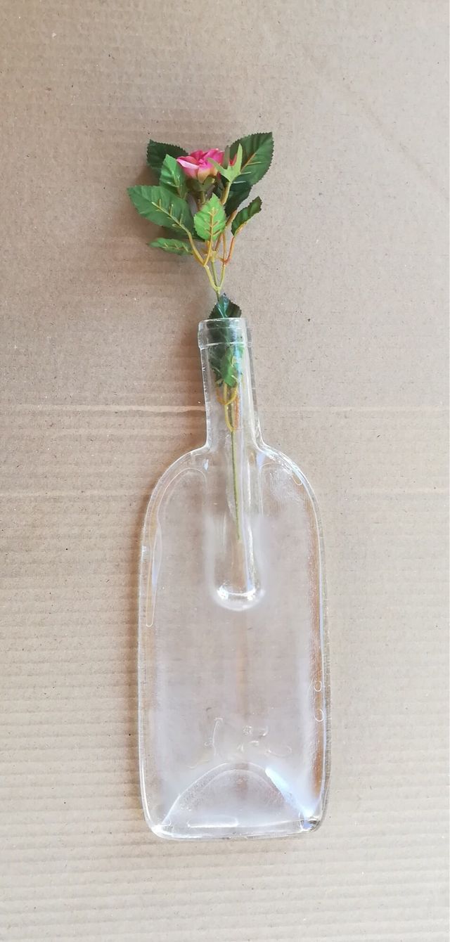 Bottiglie in vetro fuso da appendere a parete