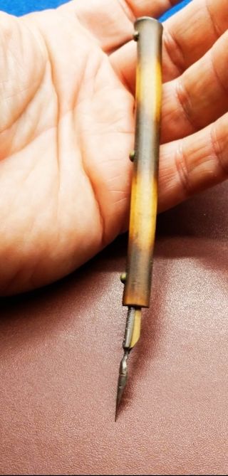 Pluma antigua de bambú