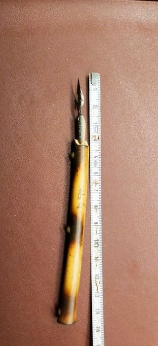 Pluma antigua de bambú