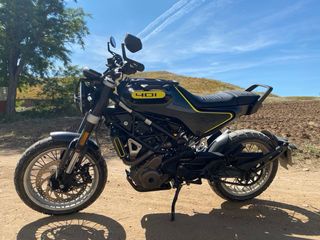 Husqvarna Svartpilen 401 AKRAPOVIC