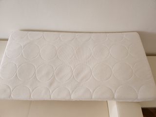 Cuna y colchón de bebé