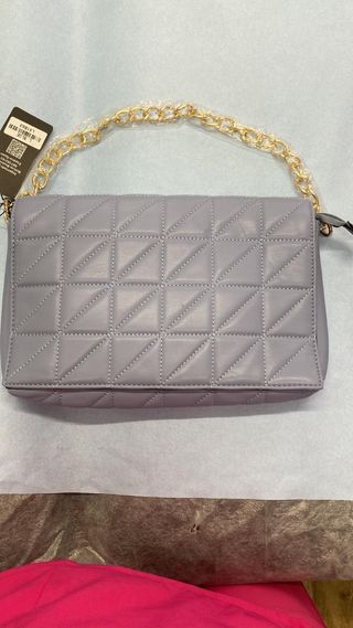 Bolso azul con cadena dorada