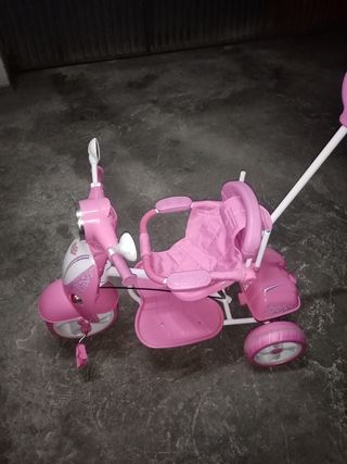 Bici- moto rosa, con pedales.