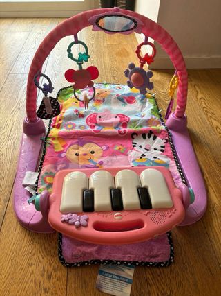 Gimnasio para bebe marca Fisherprice con piano