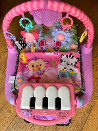 Gimnasio para bebe marca Fisherprice con piano
