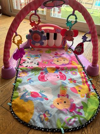 Gimnasio para bebe marca Fisherprice con piano