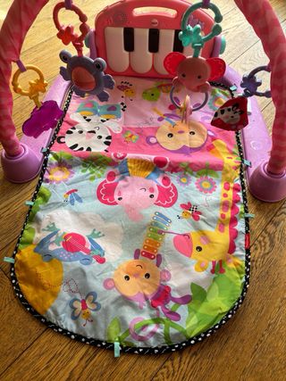 Gimnasio para bebe marca Fisherprice con piano