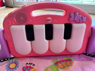Gimnasio para bebe marca Fisherprice con piano