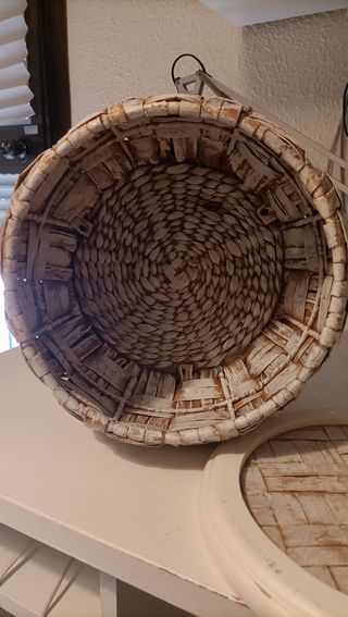 Caja de madera y ratan.