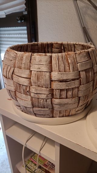 Caja de madera y ratan.