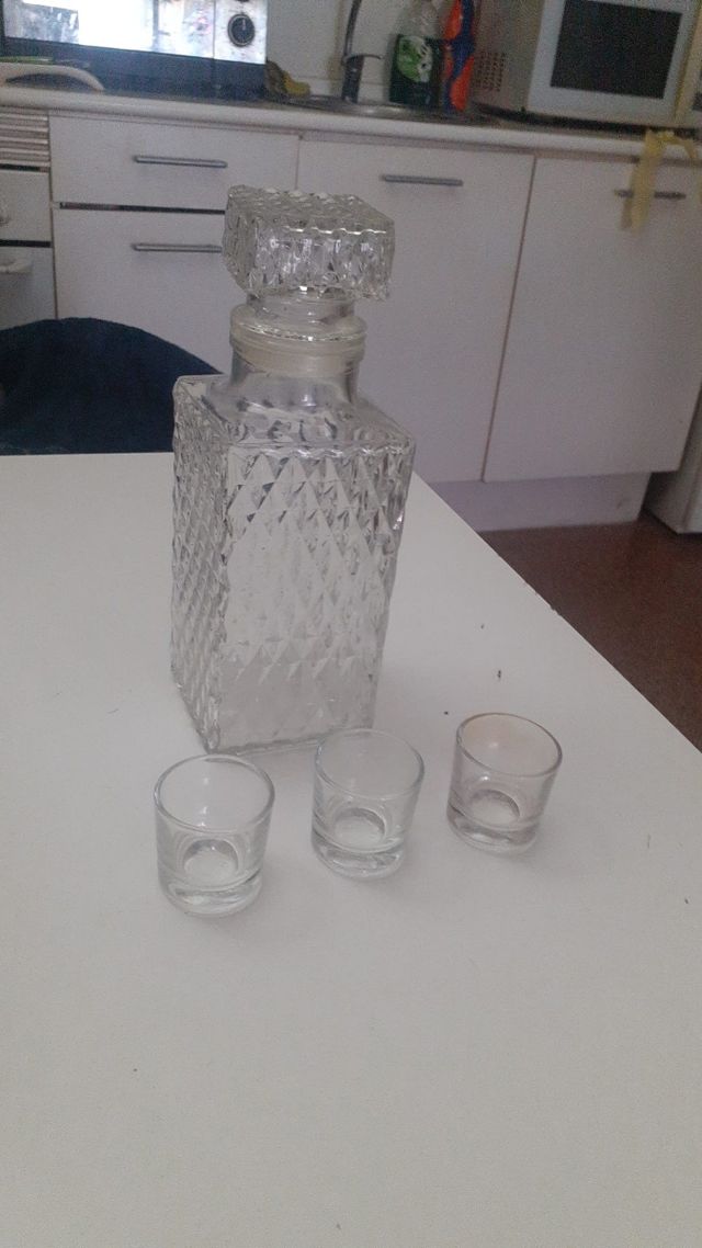 Botella para licor y sus vasitos