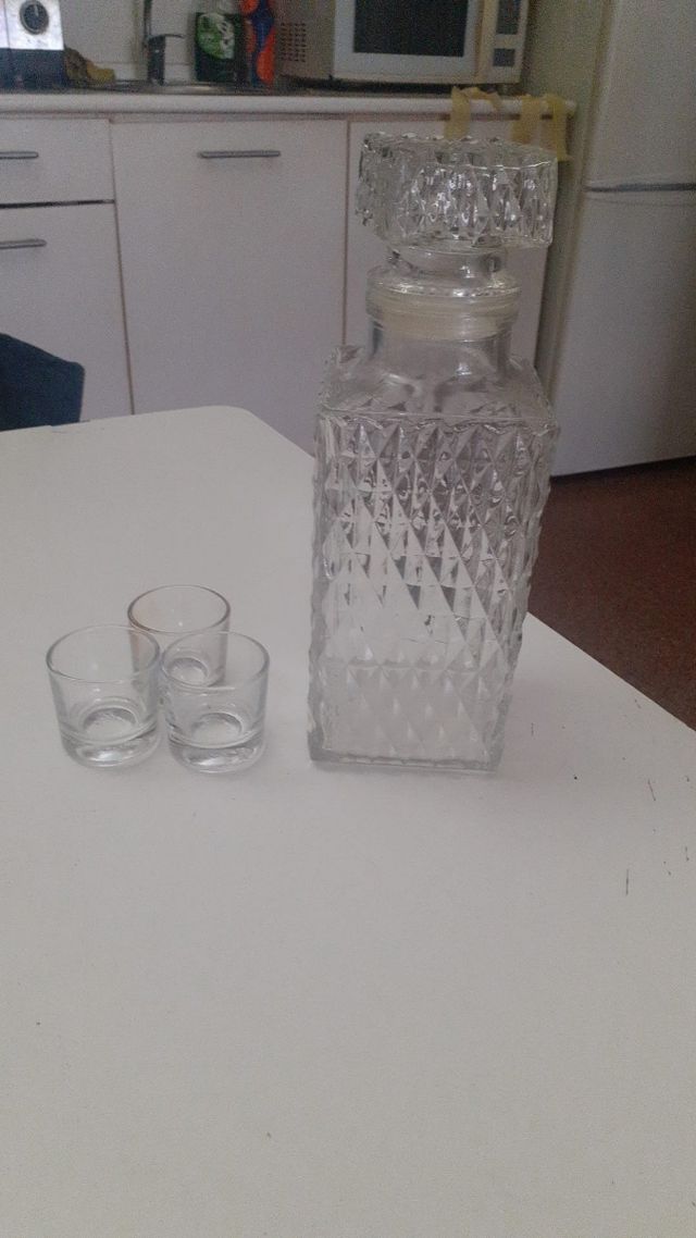 Botella para licor y sus vasitos
