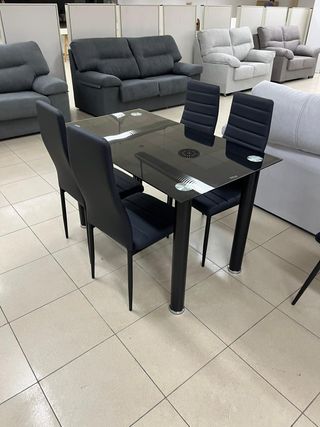 MESA CRISTAL Y 4 SILLAS NEGRAS