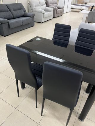MESA CRISTAL Y 4 SILLAS NEGRAS