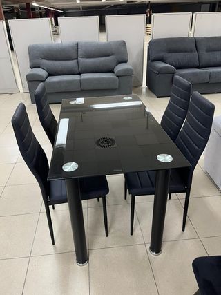 MESA CRISTAL Y 4 SILLAS NEGRAS