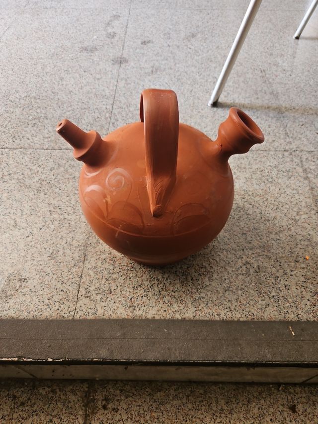 Botijo rojo aplastado