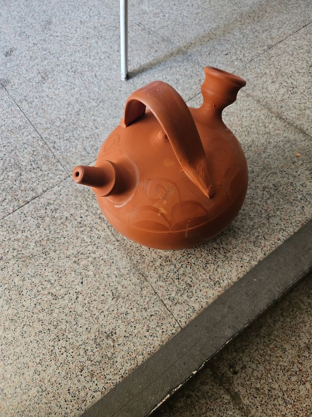 Botijo rojo aplastado