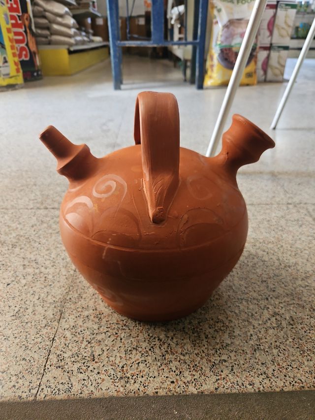 Botijo rojo aplastado