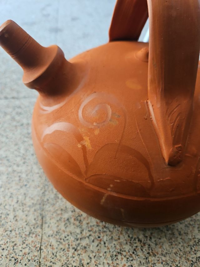 Botijo rojo aplastado