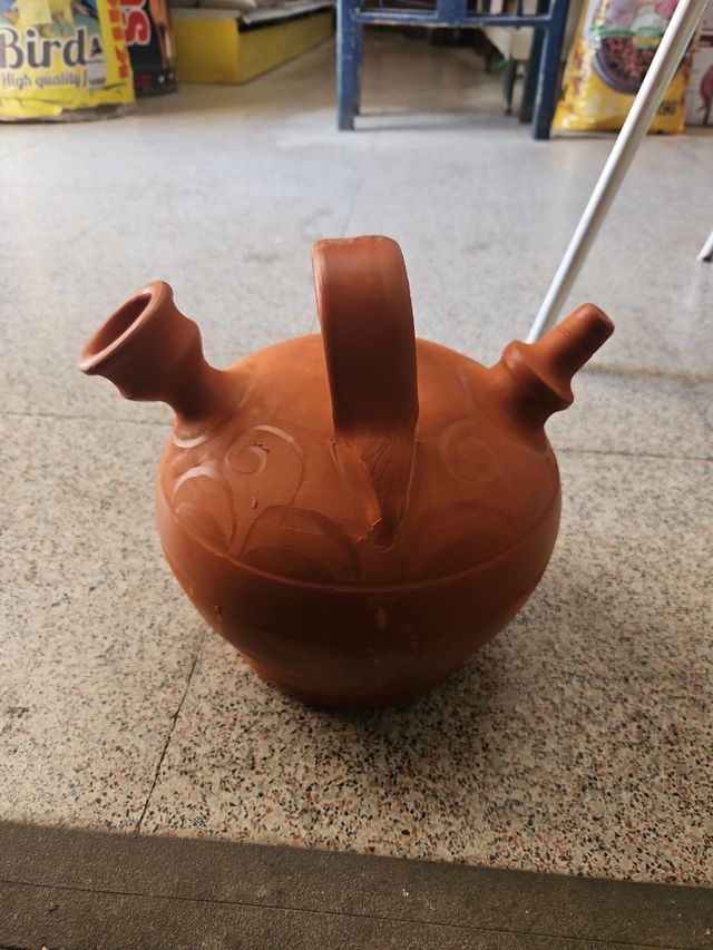 Botijo rojo aplastado