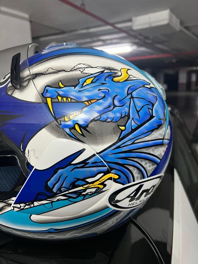 Casco integral ARAI dragones serigrafiado