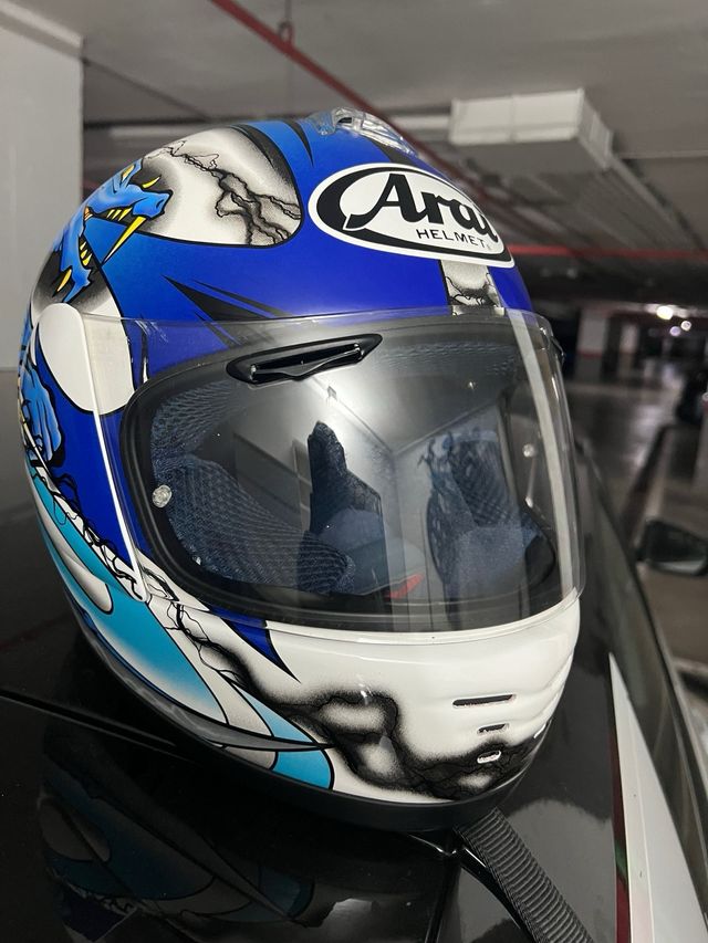 Casco integral ARAI dragones serigrafiado