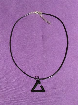 Collar colgante triangulo negro y cadena polipiel