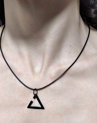 Collar colgante triangulo negro y cadena polipiel