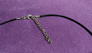 Collar colgante triangulo negro y cadena polipiel