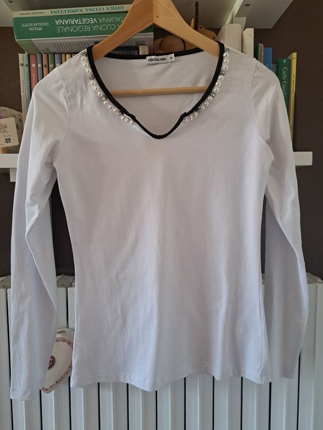 Blusa bianca con applicazione allo scoll