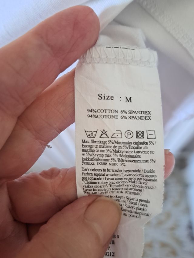 Blusa bianca con applicazione allo scoll