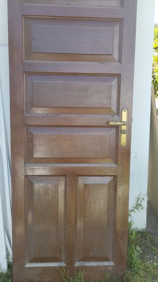 Puerta maciza de madera de castaño