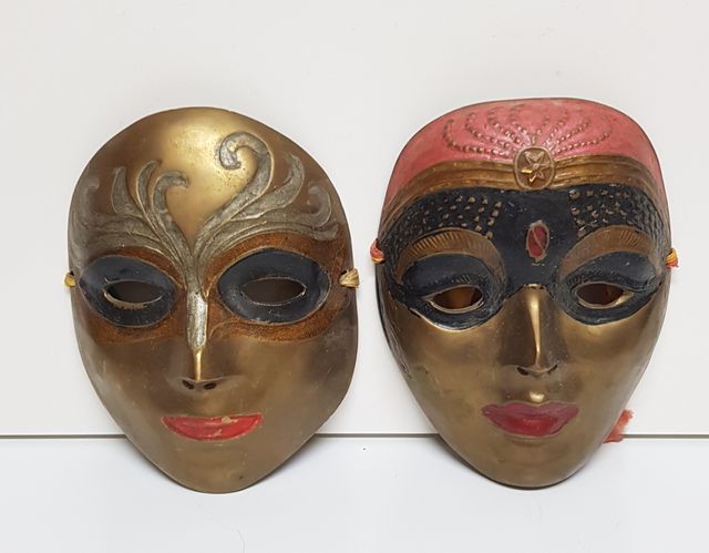 Máscaras de latón y esmalte