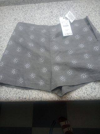 Pantalón corto tachas zara 