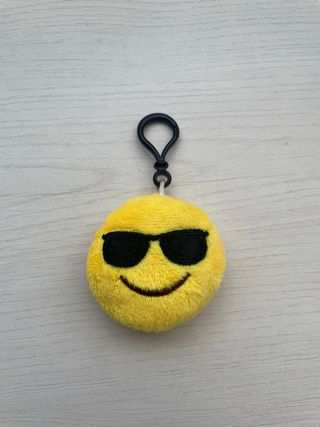 Llavero con un peluche de emoji