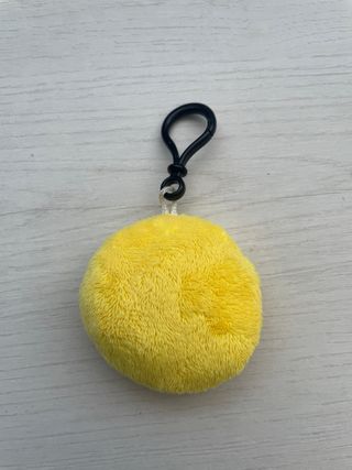 Llavero con un peluche de emoji