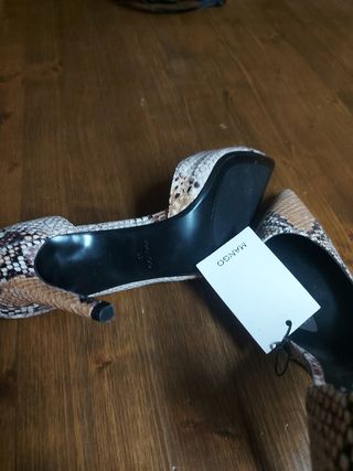 Zapatos de leopardo y futcia