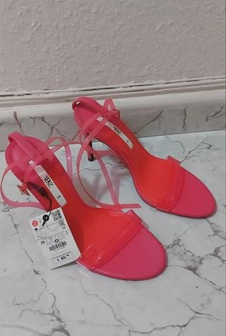 Zapatos de leopardo y futcia